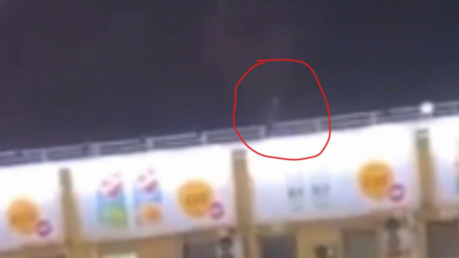 «Отвергла возлюбленная» — парень решил спрыгнуть с крыши магазина в Алматы. Видео 