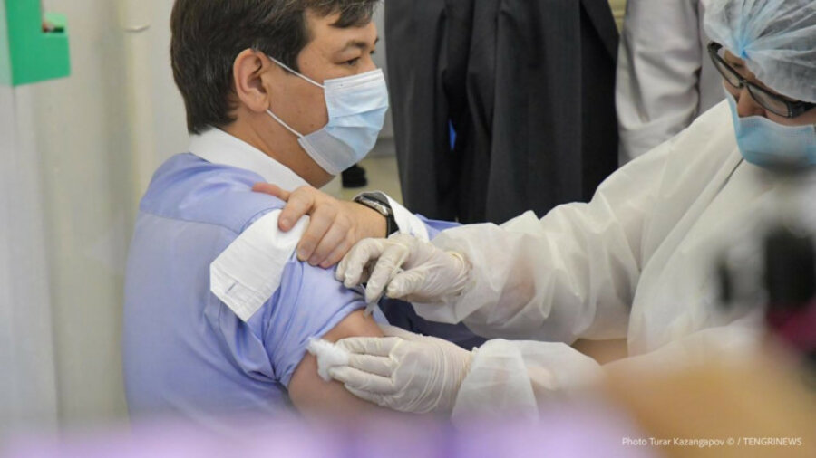 Главсанврач и вице-министр привились вакциной «Спутник V». Видео 