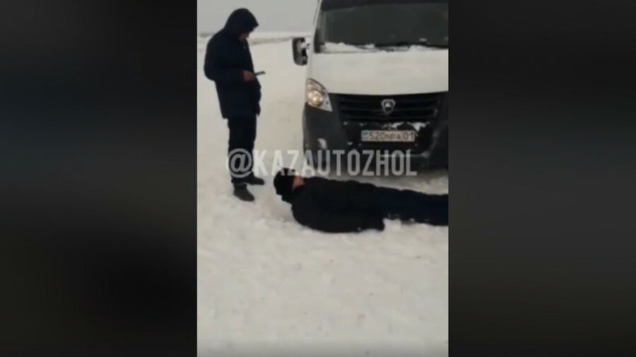 Полицейский лег под авто, не пуская на закрытую трассу Нур-Султан - Темиртау 