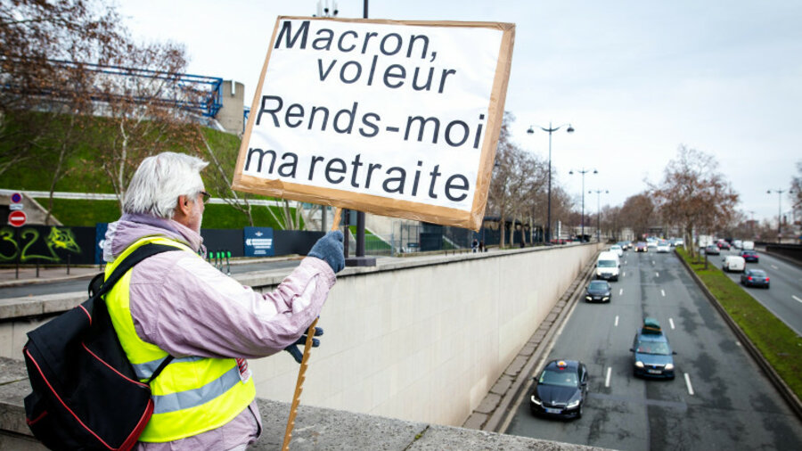 Французы массово протестуют против пенсионной реформы 