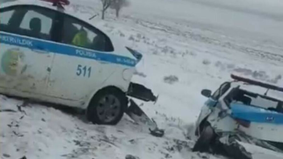 На трассе в Туркестане протаранили два полицейских авто. Видео 