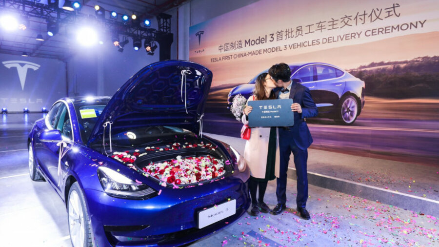 Запущен завод Tesla в Китае: первые электрокары вручены покупателям 