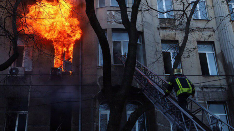 «Уснула в наушниках»: бойцы СОБР вытащили школьницу из горящей квартиры 