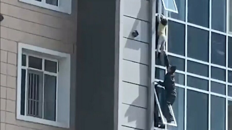 Житель Нур-Султана спас ребёнка от падения с 8-го этажа 