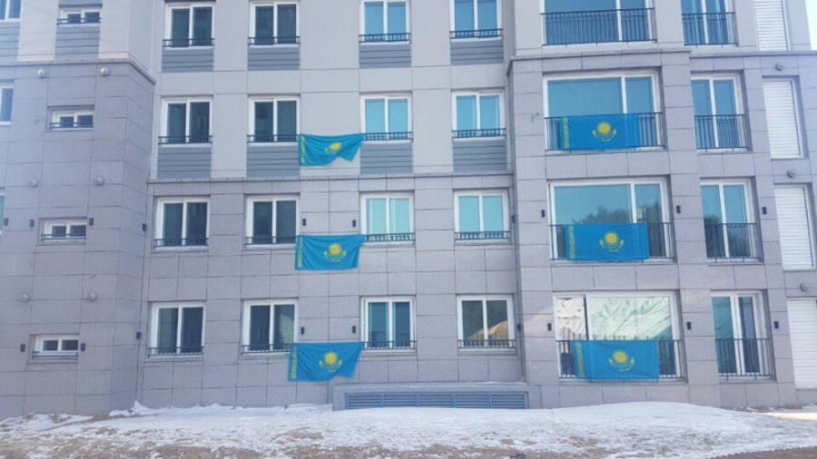 Казахстанцам разрешили вывешивать флаг на балконах 
