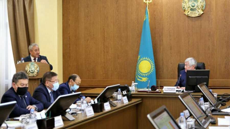 Бердибек Сапарбаев уволил замакима за «расслабленность» 