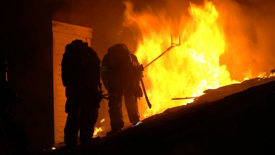 Пожар уничтожил склад дверей в Атырау, есть пострадавший 