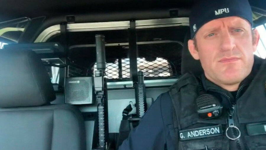 Полицейский США стал народным героем, призвав коллег ответить на один вопрос 