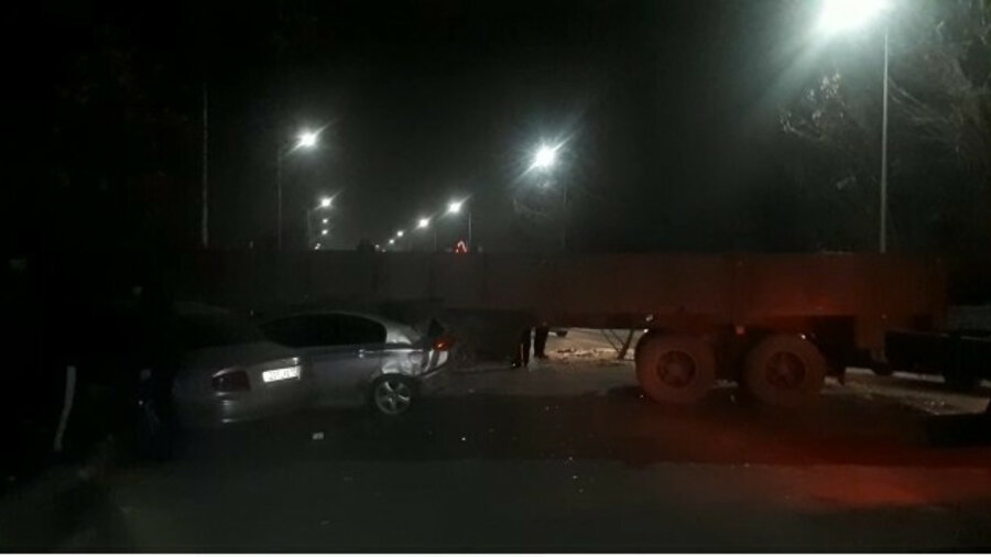 КамАЗ протаранил 11 машин в Шымкенте. Видео 