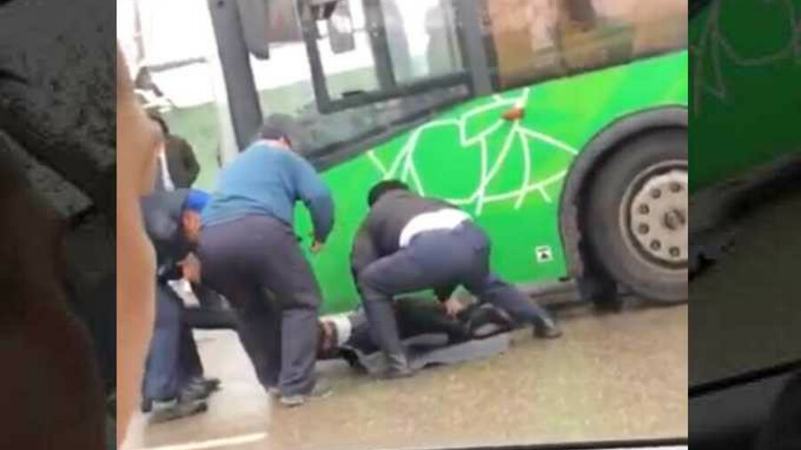 «Алга под автобусы!» — человека буквально выдернули из-под днища автобуса в Алматы 