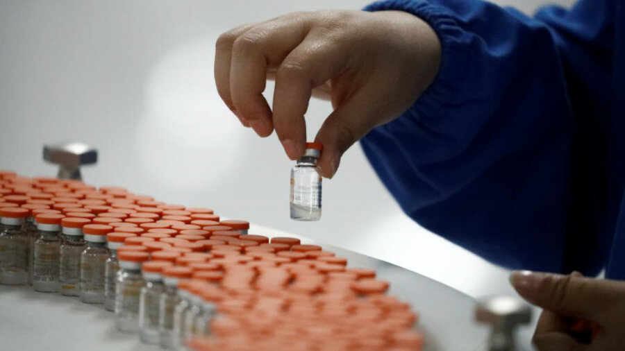 Китайцы сотнями тысяч вакцинируются от COVID, многие — нелегально. Видео  
