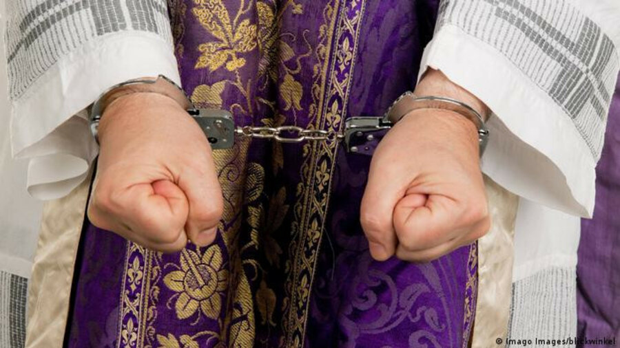 Католического священника осудили в Германии за педофилию 