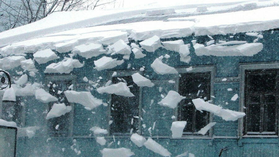 Сползший с крыши снег убил мужчину в Восточном Казахстане 