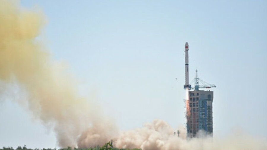 Китай вывел на орбиту три новых спутника 