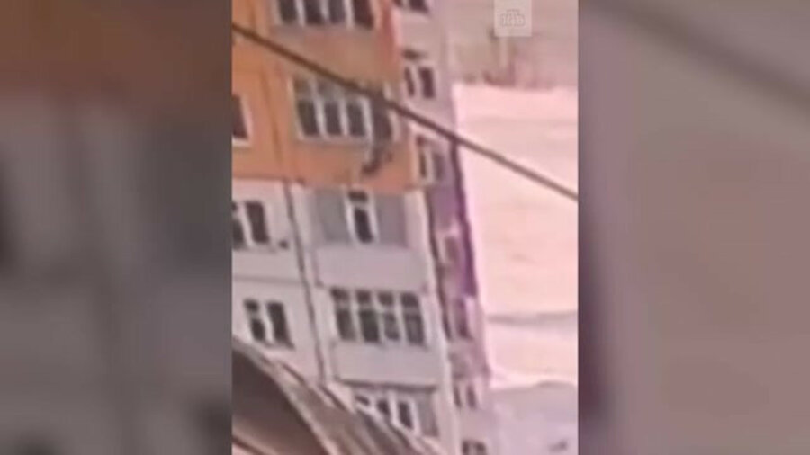 Девушка упала с 9 этажа и пошла по своим делам — видео 