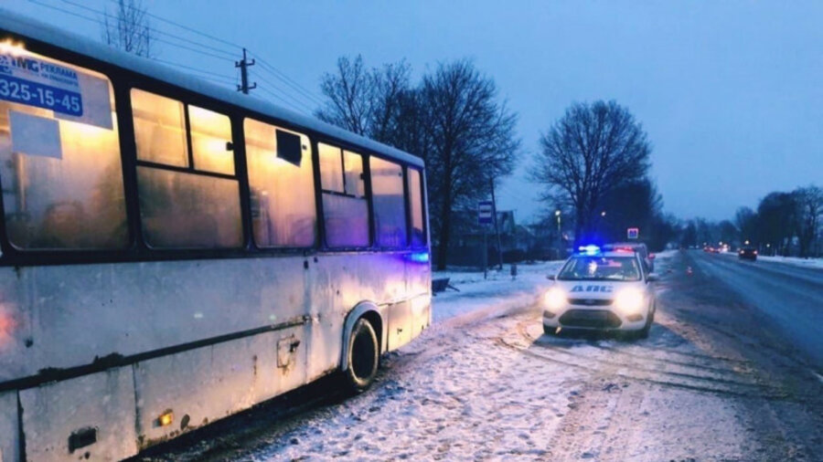 Автобус переехал ногу 11-летнему мальчику в Караганде 