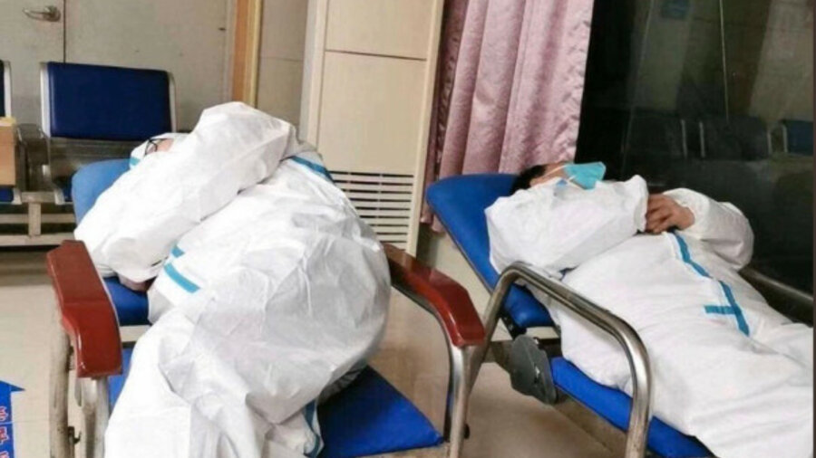 Будни китайских врачей: не спят сутками, стригутся налысо и работают в памперсах 
