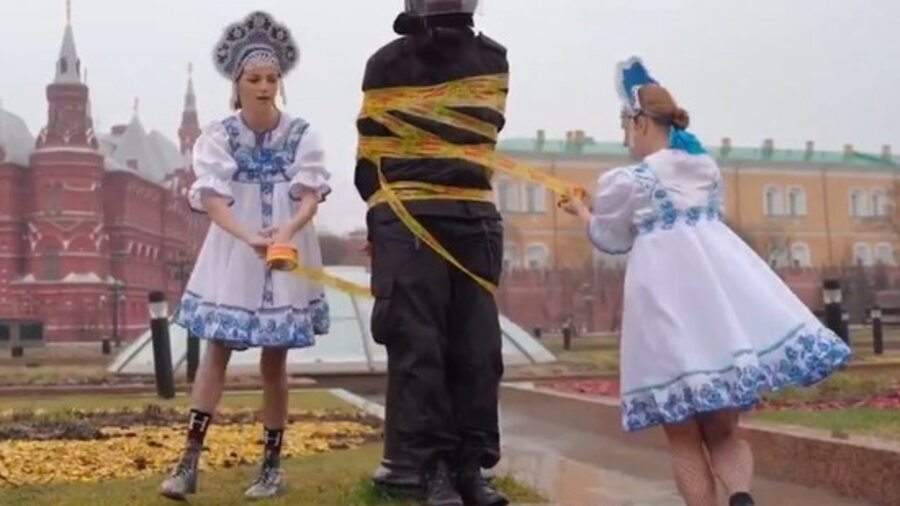«Омоновца» привязали к столбу возле Кремля. Видео 