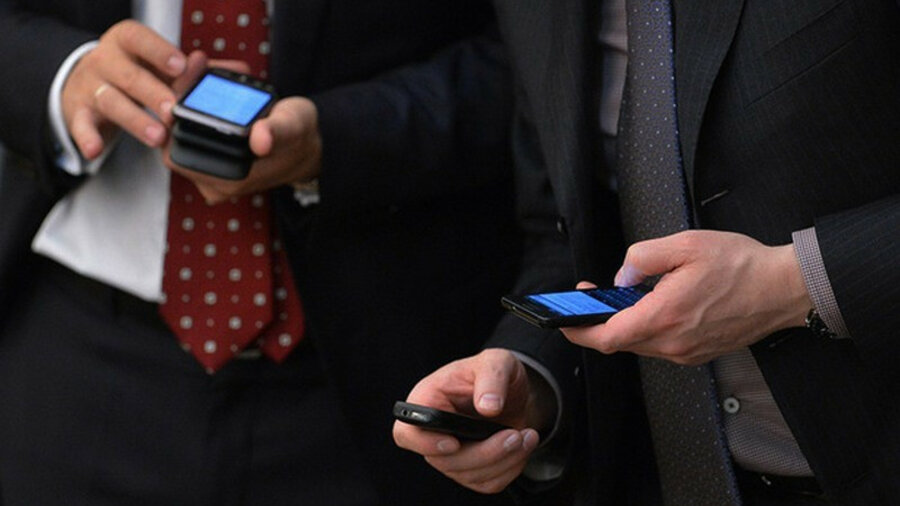 Госслужащим Казахстана разрешили использовать смартфоны 