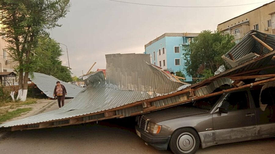 Ураган сорвал крыши домов в Шымкенте. Видео 