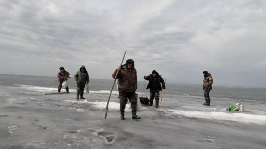Пятерых рыбаков спасли с дрейфущей льдины в СКО 