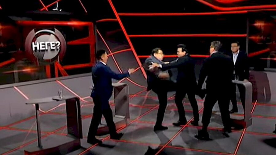 Скандал на ток-шоу: Ермурат Бапи ударил лидера ОСДП. Видео 