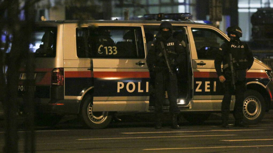 Теракт в Вене: опубликовано видео перестрелки с террористами 