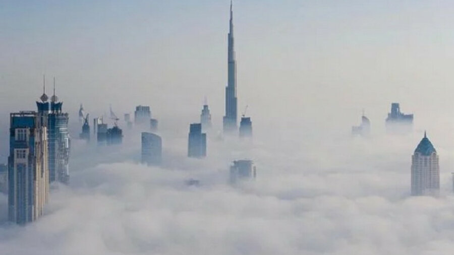 Дубай ушел под воду, а крупнейший в мире небоскреб подвергся удару молнии 
