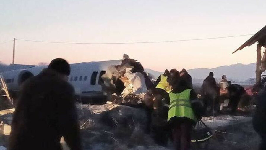 Разбился самолет Bek Air с 95 пассажирами под Алматой, есть выжившие 