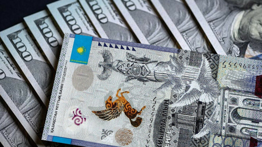 Доллар продают в обменниках Казахстана по 448-454 тенге 
