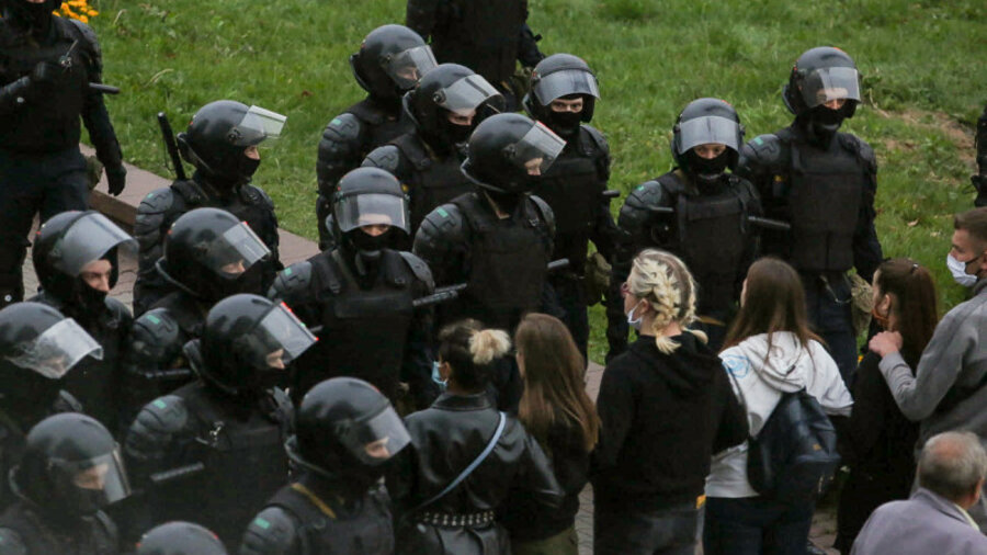 Протесты в Минске: полицейские рвут свою форму. Видео 