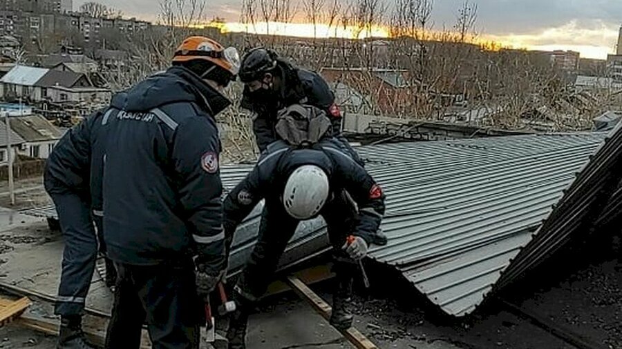 Павлодарский колледж лишился крыши из-за ураганного ветра 