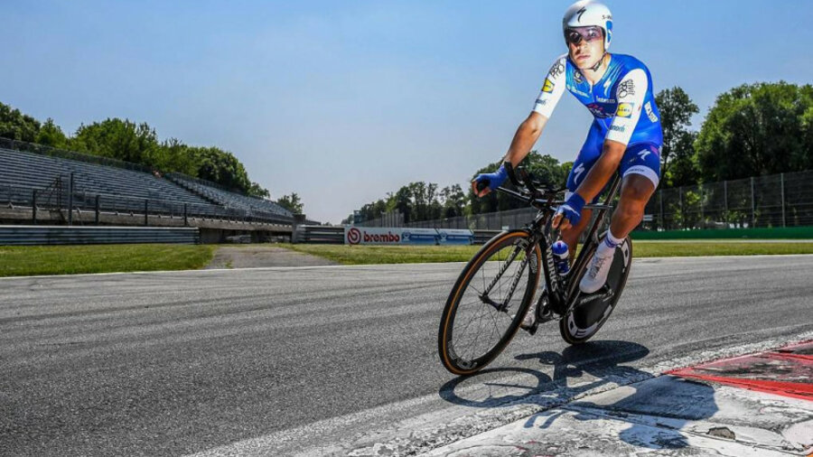 Гонщик из велокоманды «Astana» развозит продукты пожилым в Италии 