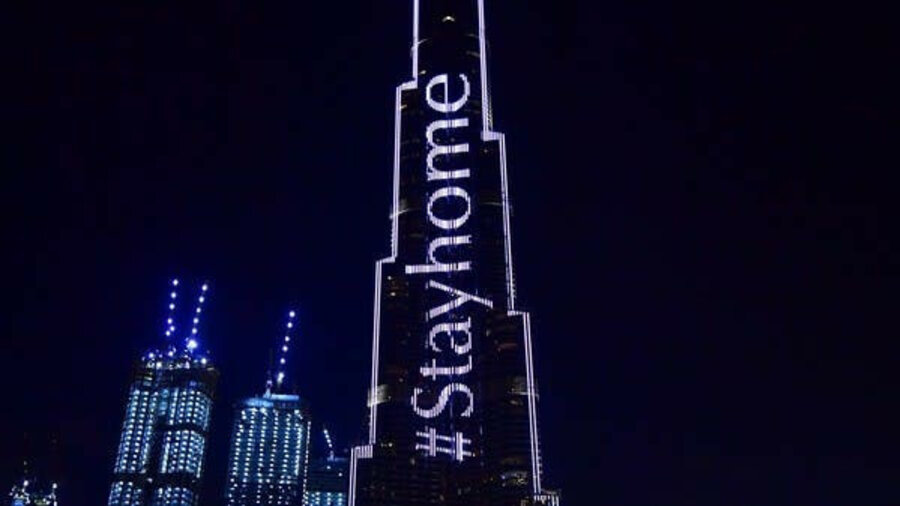Самое высокое здание мира транслирует призыв «Оставайся дома» 