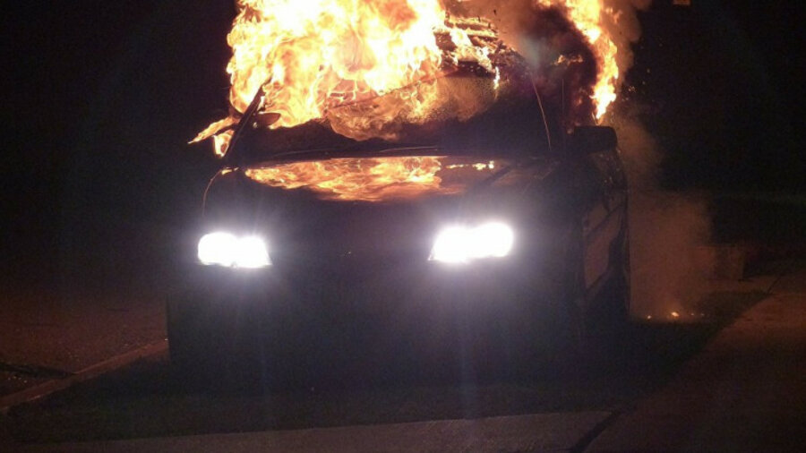 Сожгли авто, требовали самосуд — волнения в Сатпаеве, видео 