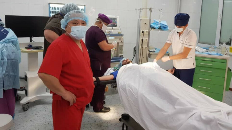 Хирург из Кыргызстана прооперировал пострадавшего в алматинской авиакатастрофе 