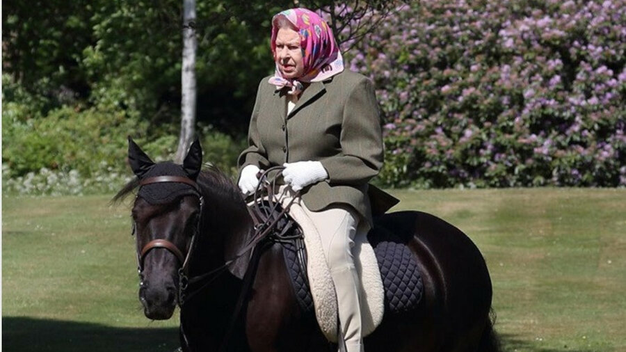 94-летняя королева Великобритании прокатилась на пони 