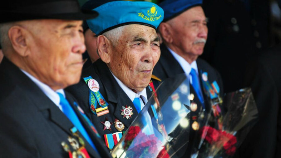 Токаев поздравил народ Казахстана с Днем Победы 