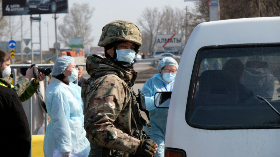 Блокпосты вокруг Нур-Султана и Алматы усилили медиками из регионов 