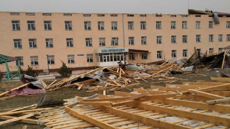 Шквальным ветром сорвало крышу школы в Казахстане 