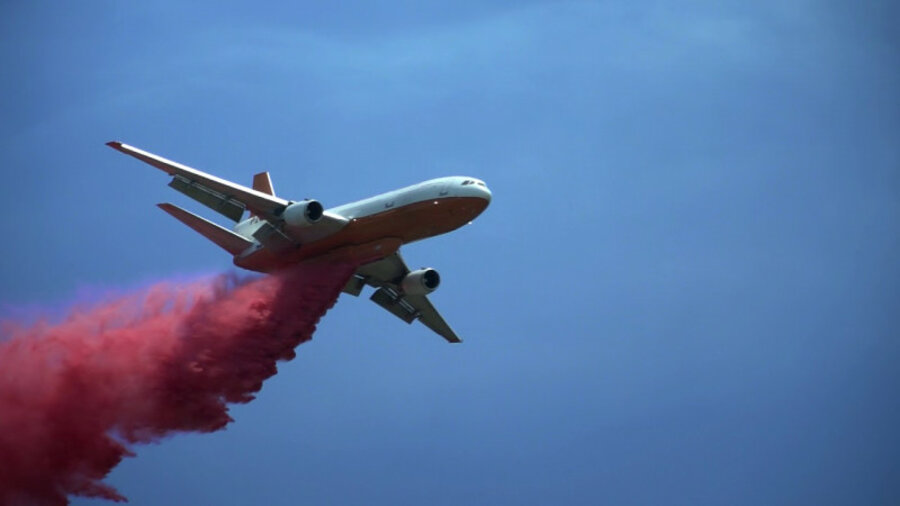 Видео о распылении красного вещества самолетами — фейк 