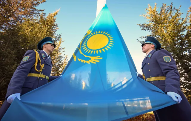 Почётный караул разворачивает Государственный флаг